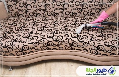 خدمة غسيل كنب في العين احترافية تنظيف عميق لأريكة منقوشة بجهاز شفط متطور لإعادة رونقها وإزالة البقع.